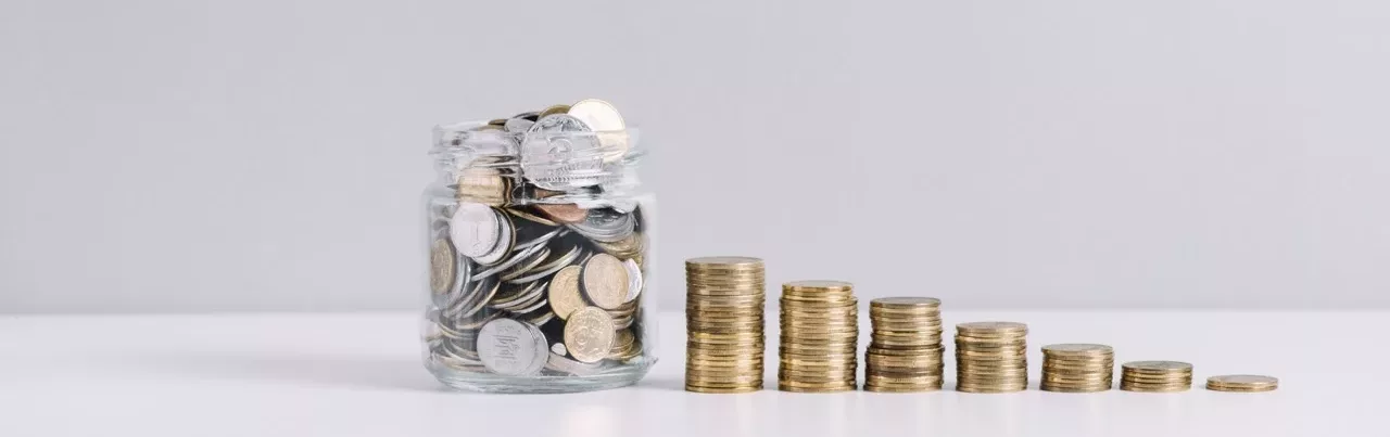 Słój z monetami sugerujący kilka ofert finansowania